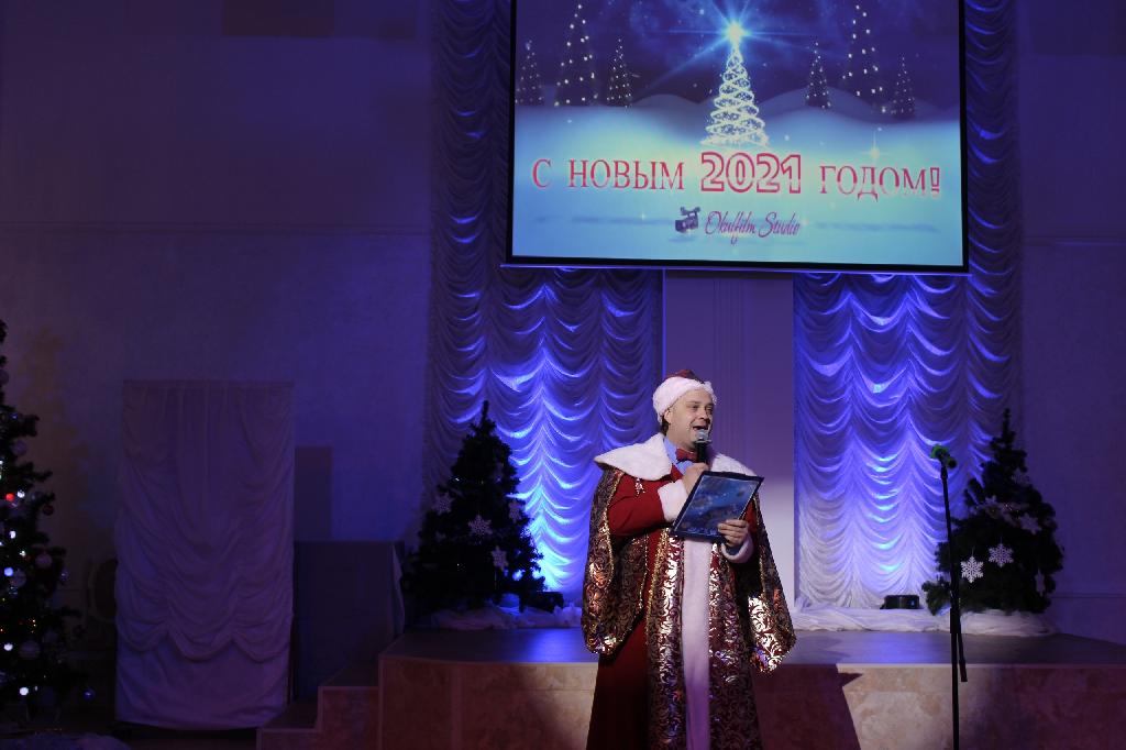 «Новогоднее настроение» царило в Белом зале Ломоносовского Дворца культуры 
